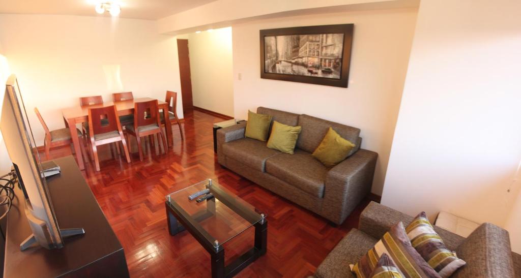 sala de estar con sofá y mesa en Departamento Lima, en Lima