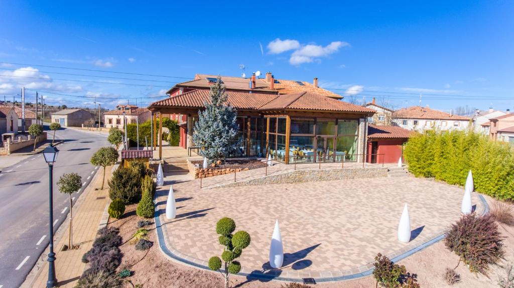 una casa en una calle con un edificio en Quintanares, en Ríoseco de Soria