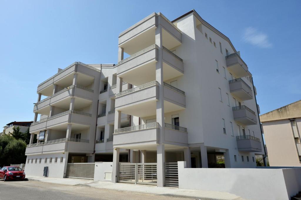 apartamentowiec z balkonami na ulicy w obiekcie Alma di Alghero Apartments w mieście Alghero