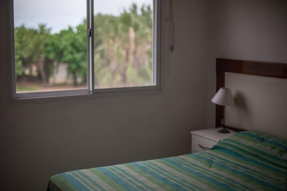 a bedroom with a bed and a window at El Faro Apart in Colón