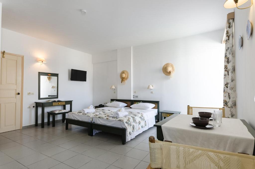 A bed or beds in a room at Happiness Apartments