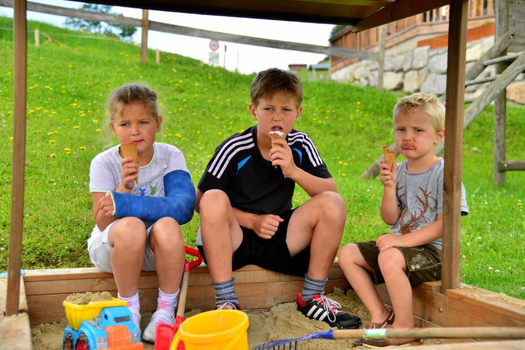 Beim Naglbauer gyermekkorú vendégei