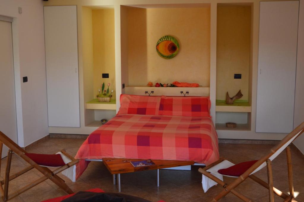 a bedroom with a bed and two chairs at Casa Cora in Villa Carlos Paz