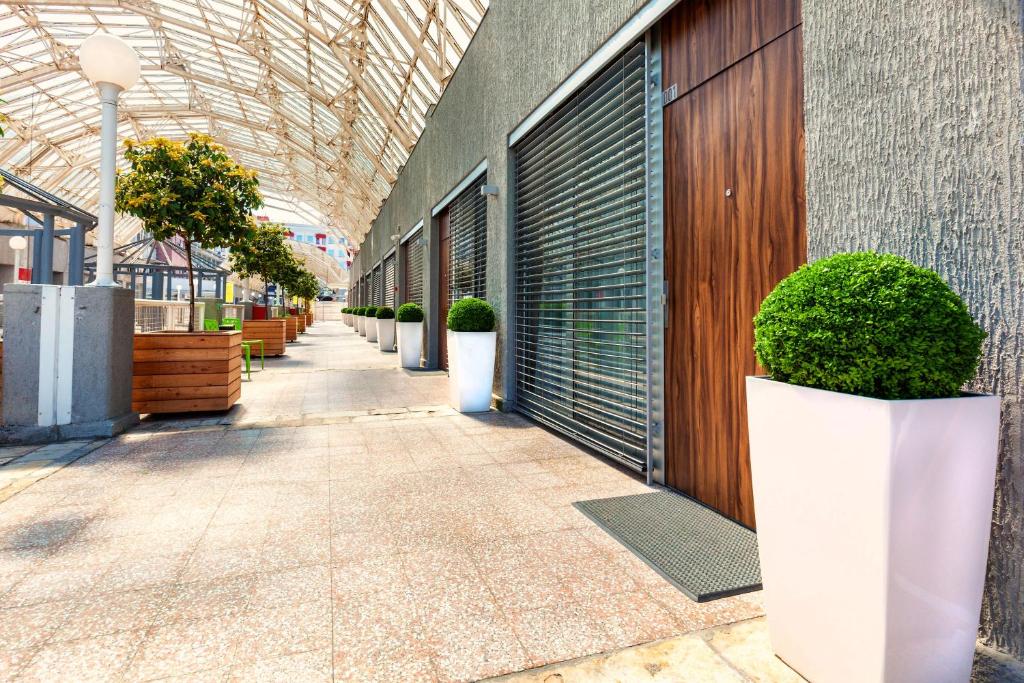 ベオグラードにあるAdresa Suitesの鉢植えの建物廊下