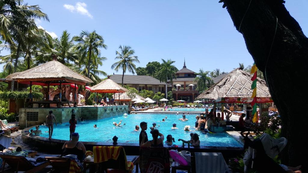 um grupo de pessoas numa piscina num resort em Private Apartments at Jayakarta Resort em Legian