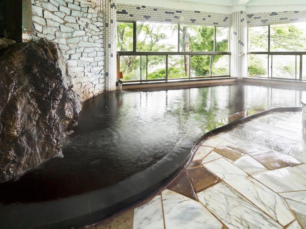 Bazén v ubytování Kameyama Onsen Hotel nebo v jeho okolí