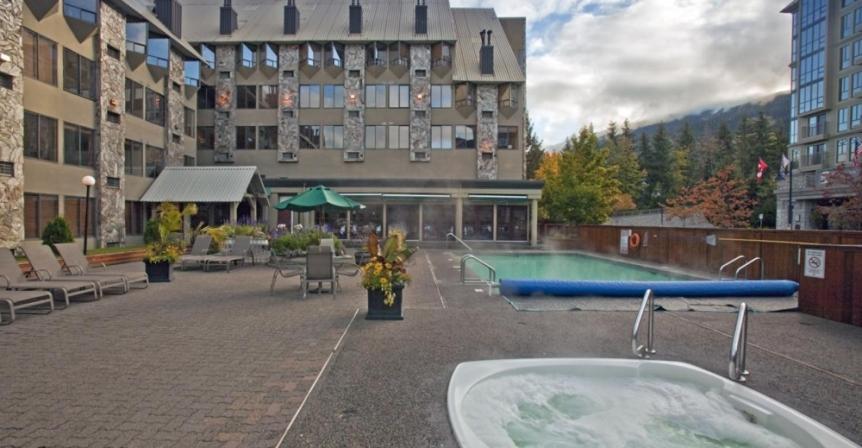 Bazén v ubytování Mountain Side Hotel Whistler by Executive nebo v jeho okolí