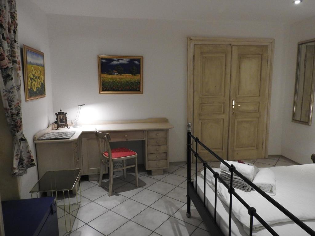 Postel nebo postele na pokoji v ubytování Karst Stone Cottage
