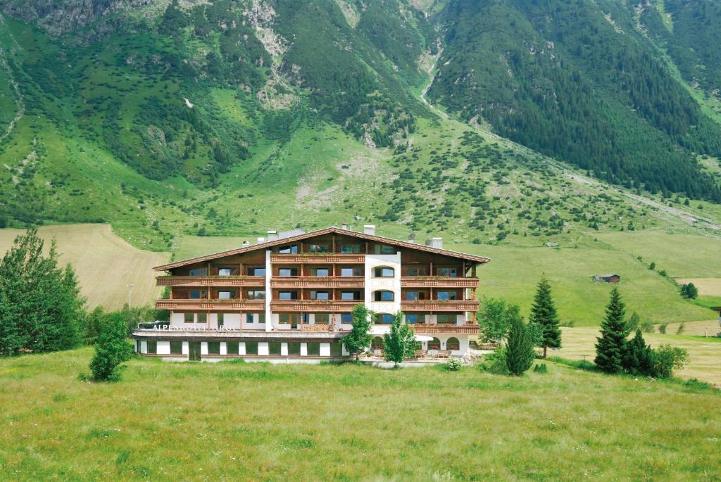 ガルチュールにあるAlpenhotel Tirolの山の畑の大きな建物