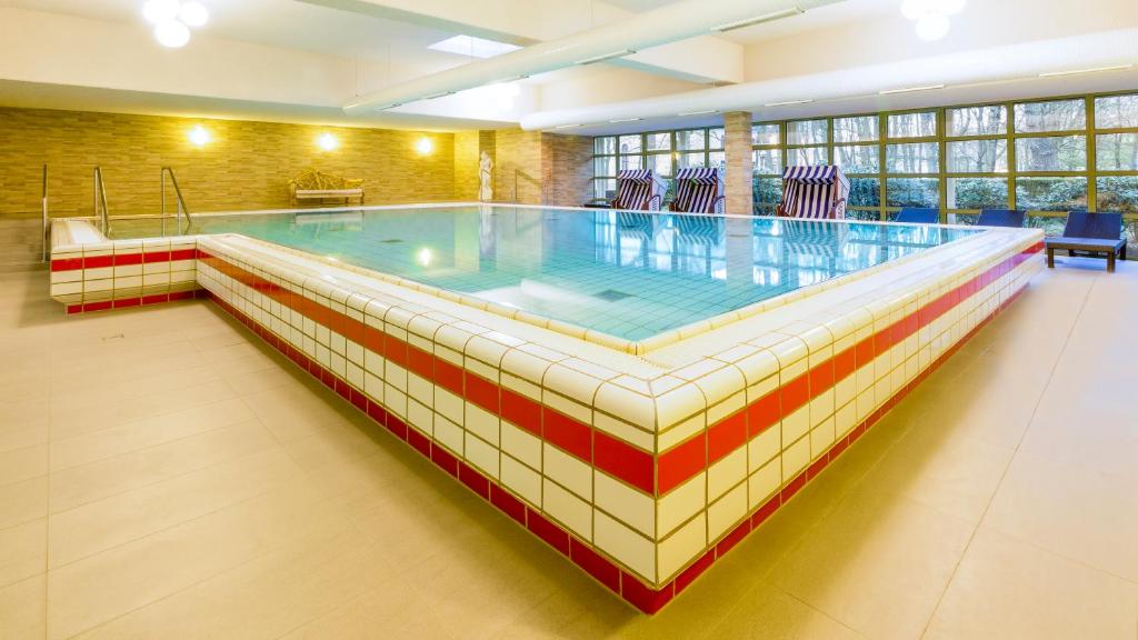 Bazén v ubytování Michels Thalasso Hotel Nordseehaus nebo v jeho okolí