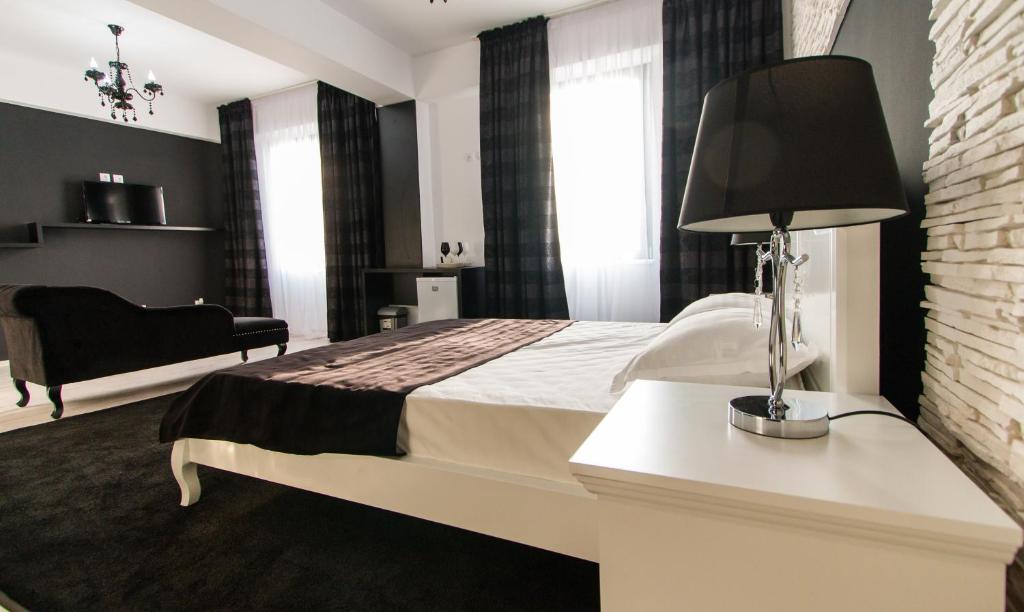 Postel nebo postele na pokoji v ubytování Hotel Evianne Boutique