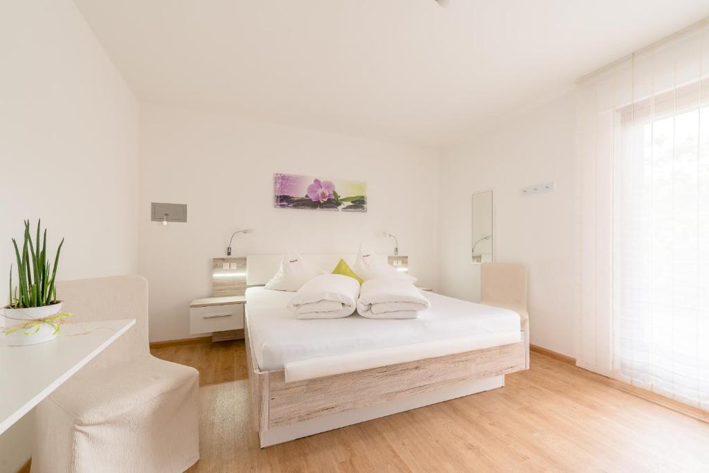 Postel nebo postele na pokoji v ubytování Hotel Garni Vinea Montis