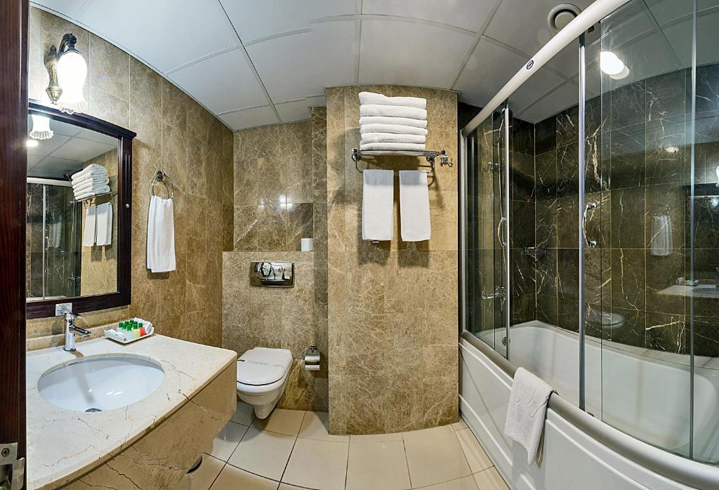 A bathroom at Gülhanepark Hotel & Spa