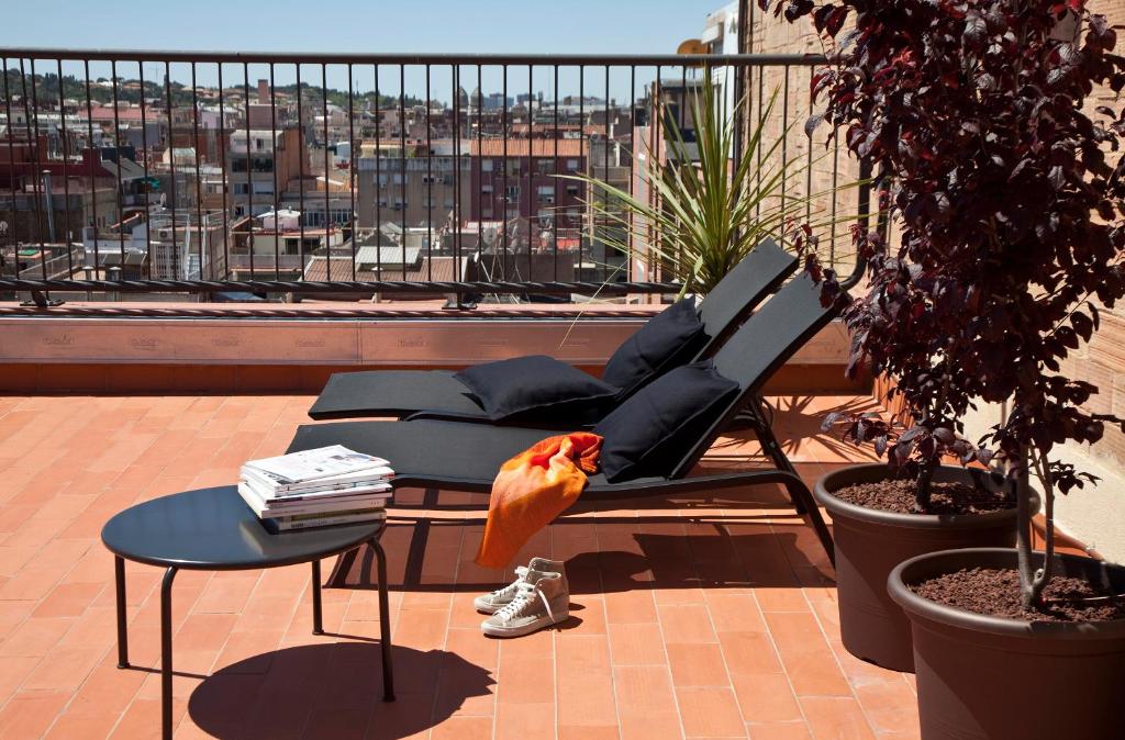 バルセロナにあるDestinationBCN Urgell Apartmentのバルコニーの椅子に座る鳥