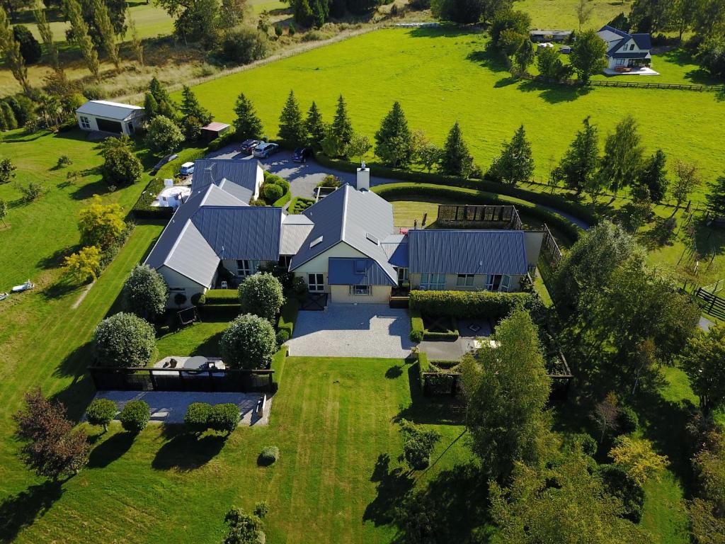 een luchtzicht op een groot huis bij Ruapehu Country Lodge in Ohakune