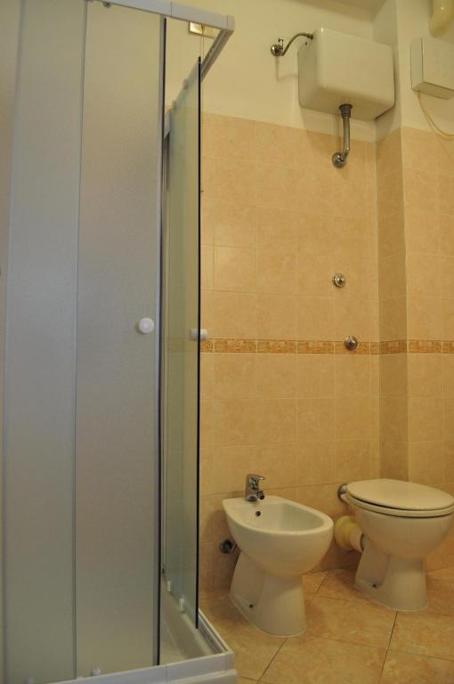 Uma casa de banho em Hotel Cecile