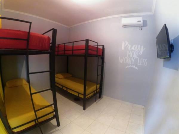 Postel nebo postele na pokoji v ubytování Mess Inn Semarang