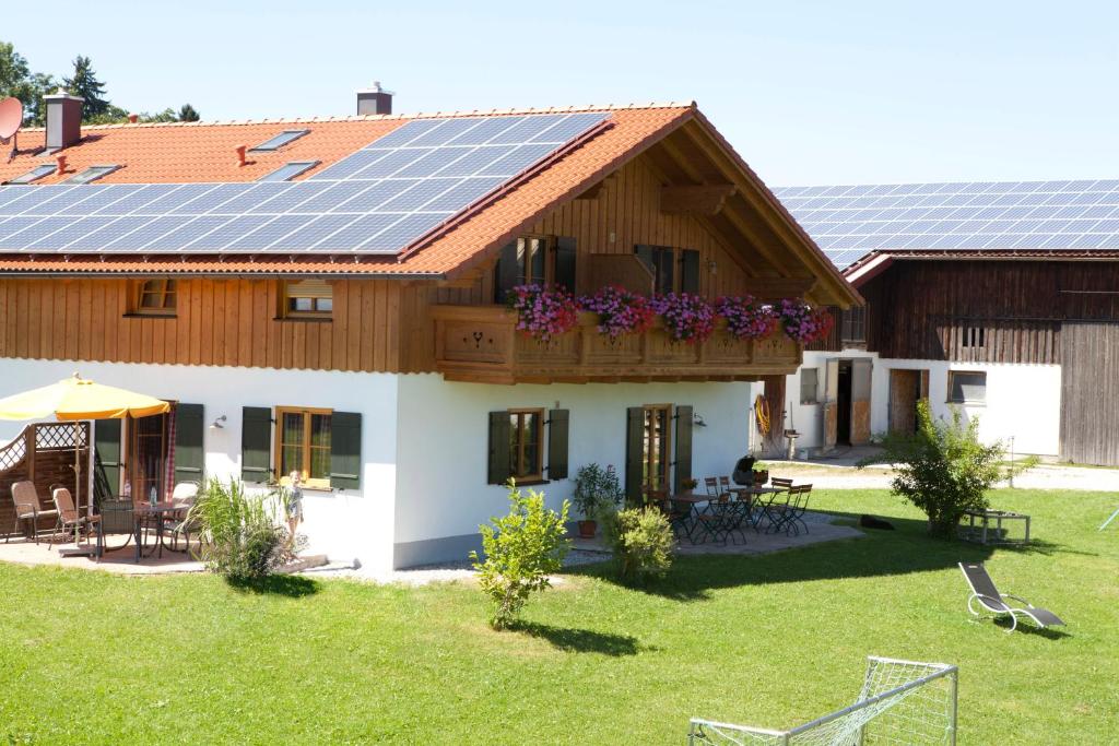 パイセンベルクにあるBerghof Hegerの屋根に太陽光パネルを敷いた家