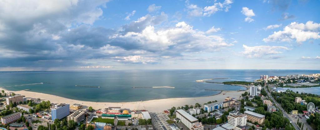 vistas a la playa y al océano con edificios en Hotel Apartament Constanta, en Constanţa