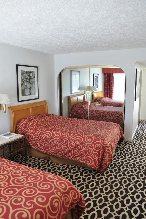 Postel nebo postele na pokoji v ubytování Delos Reyes Palm Springs