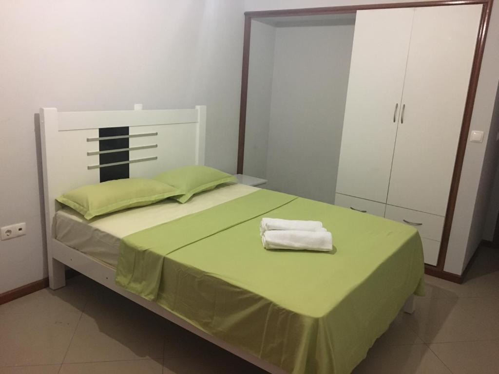Postel nebo postele na pokoji v ubytování Laginha Beach Guest House