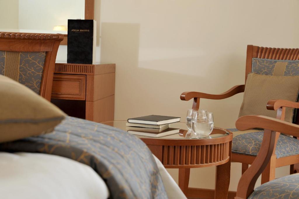 TV a/nebo společenská místnost v ubytování Athens Atrium Hotel & Jacuzzi Suites