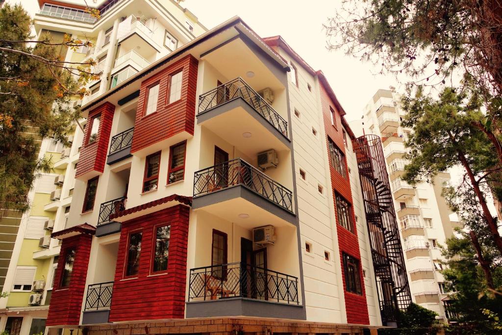 un edificio rojo y blanco con balcones en Ale Boutique Apartments, en Antalya
