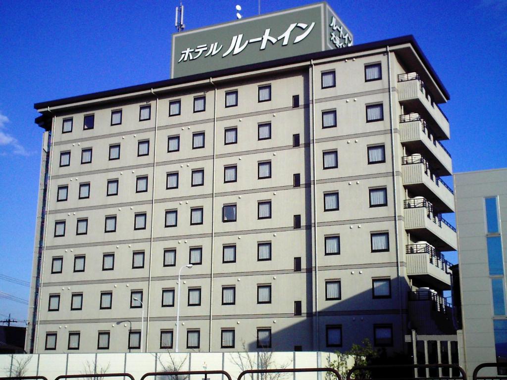 Un bâtiment avec un panneau en haut dans l'établissement Hotel Route-Inn Ogaki Inter, à Ōgaki