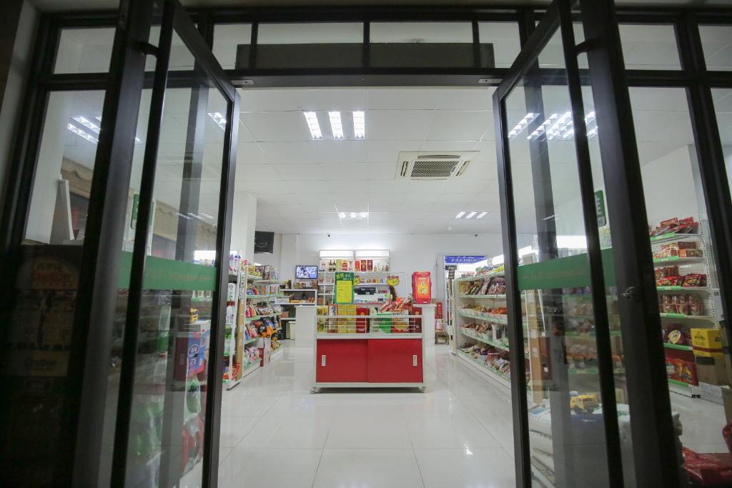 Supermarket nebo jiné obchody v  hotelu nebo okolí