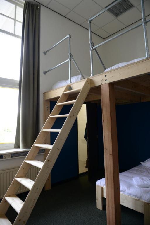 Hostel Roots - Cama En La Habitación Del Dormitorio De 7 Camas