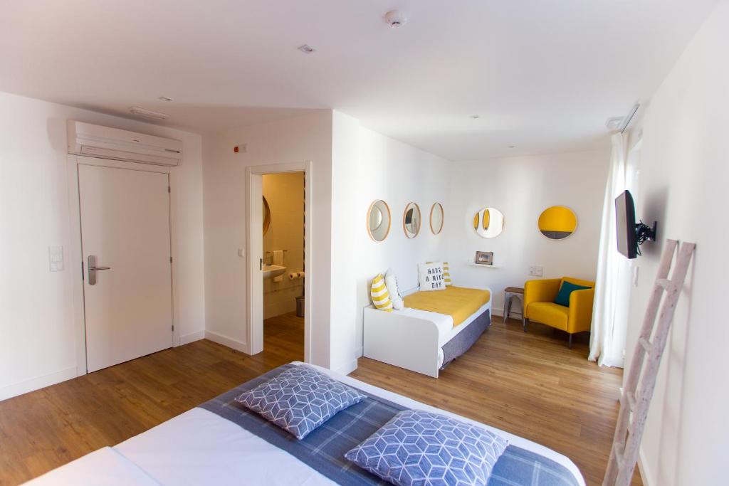 una camera con letto e un soggiorno di Aveiro Rossio Bed & Breakfast ad Aveiro