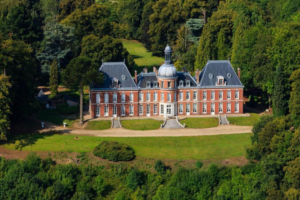- une vue aérienne sur une grande maison sur une colline dans l'établissement Chateau Du Landin, à Le Landin