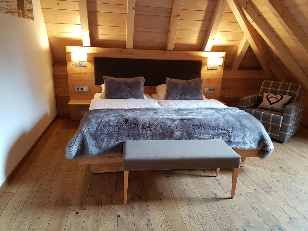 Postel nebo postele na pokoji v ubytování Gästehaus der Geroldsauer Mühle