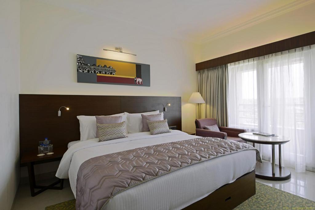 Postel nebo postele na pokoji v ubytování Hotel Naveen Lakeside