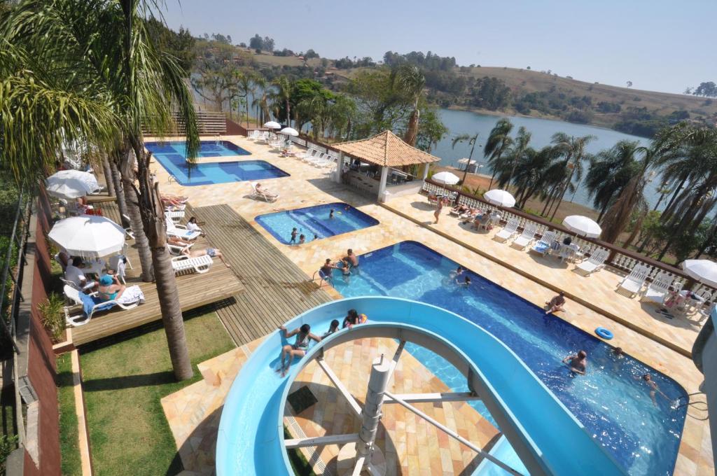 an overhead view of a pool at a resort at Marina Estância Confiança in Bragança Paulista