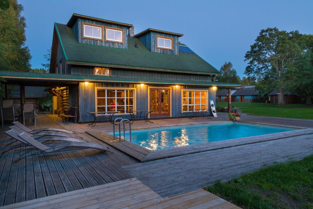 uma casa com piscina em frente a uma casa em Tuisuliiva Holiday House em Kabli