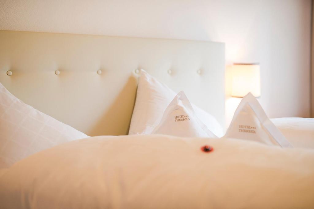 Postel nebo postele na pokoji v ubytování Hotel Theresia