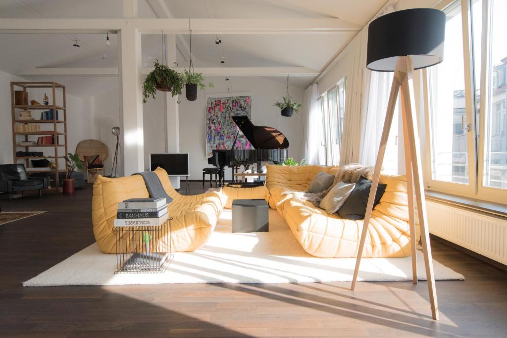Sala de estar con 2 sofás y mesa en Weimar Central Artist Loft - 120 m2, en Weimar