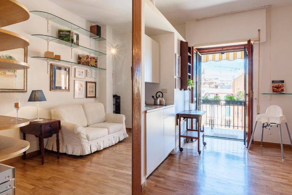 ローマにあるLago Terrione Apartment - Charme Homesのリビングルーム(白いソファ、テーブル付)