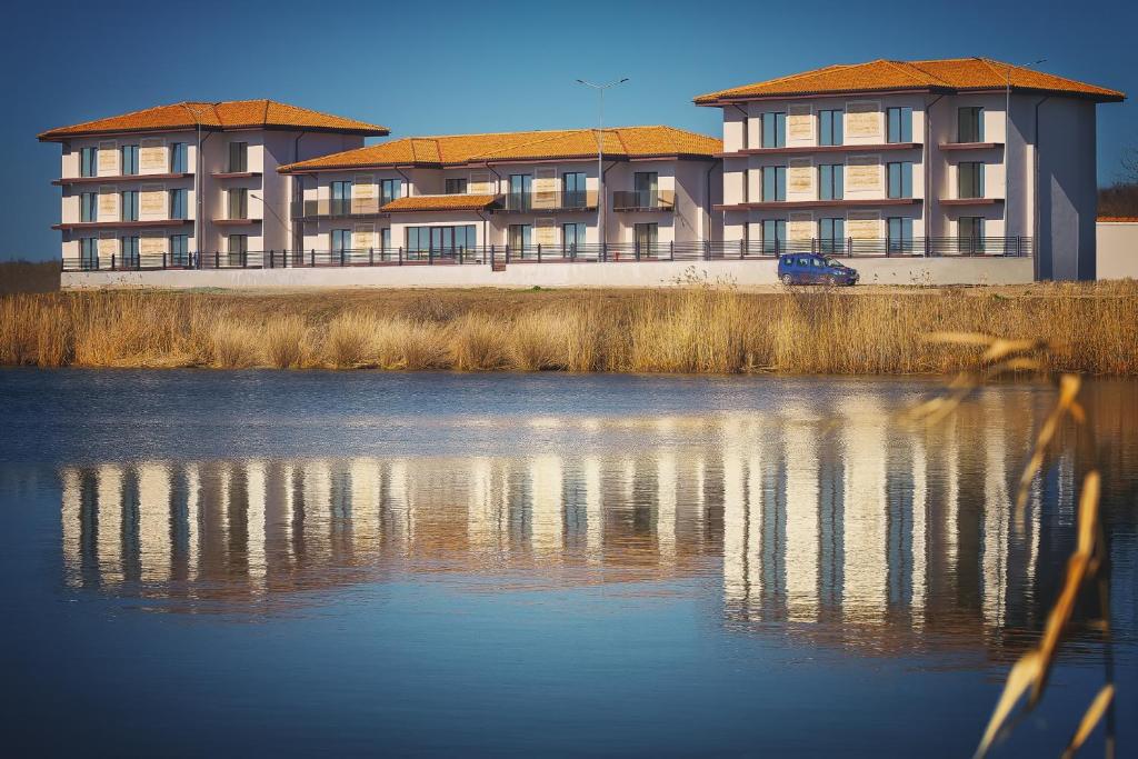 Výhled na řeku, která protéká v blízkosti hotelu