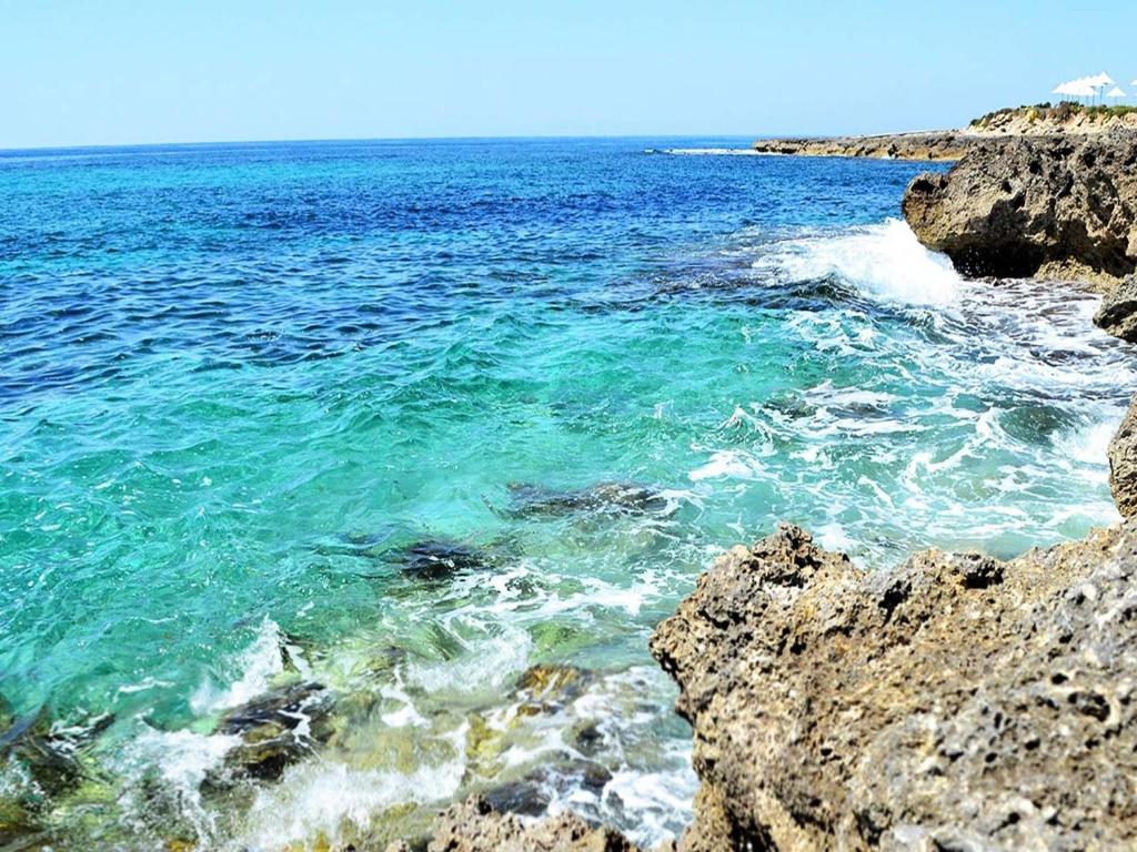 uma vista para o oceano a partir de uma praia rochosa em Incanto delle Ninfe em Taranto