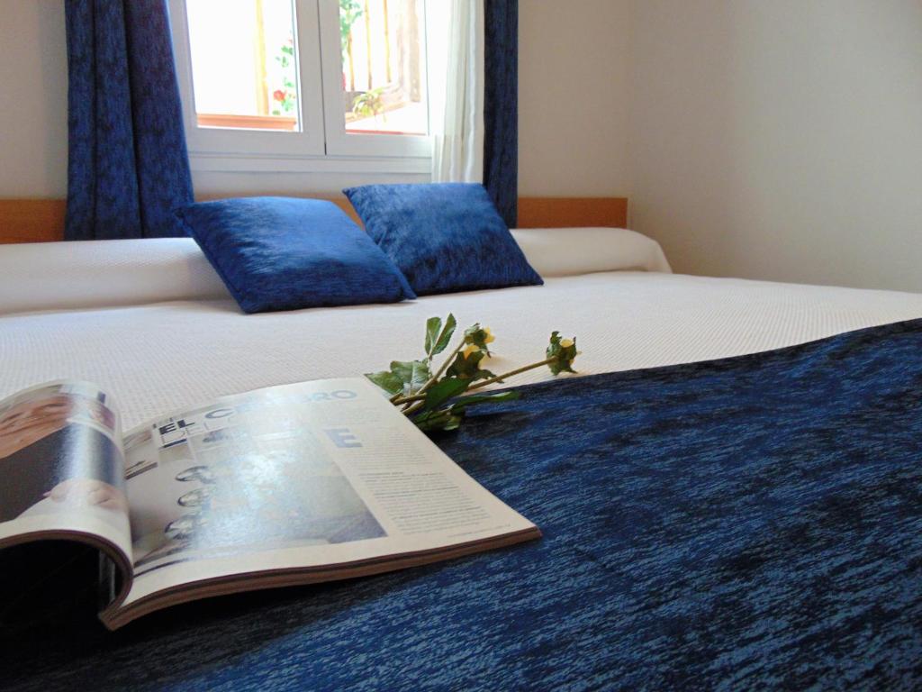 a book sitting on top of a bed at El Rincón de Antonio in Casarrubios del Monte