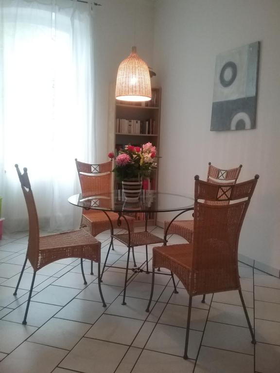 une salle à manger avec une table et des chaises en verre dans l'établissement Ferienwohnung Mosel-Rhein, à Coblence