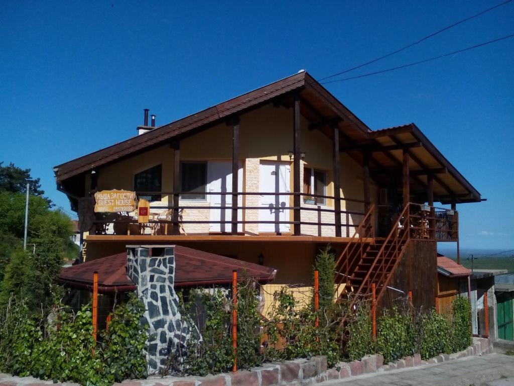 una casa con una estatua de jirafa delante de ella en Guesthouse Geto, en Belogradchik