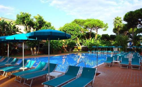 Bazén v ubytování Grand Hotel Delle Terme Re Ferdinando nebo v jeho okolí