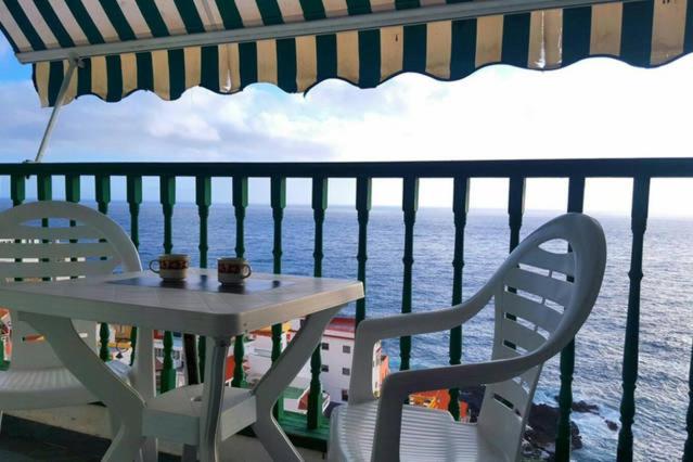 プエルト・デ・サンティアゴにあるStudio Wifi Beach Frontの海を見渡すバルコニー(テーブル、椅子付)