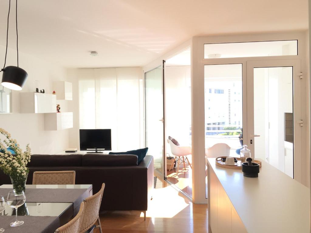 uma sala de estar com um sofá e uma mesa em K Residence Zadar apartment em Zadar