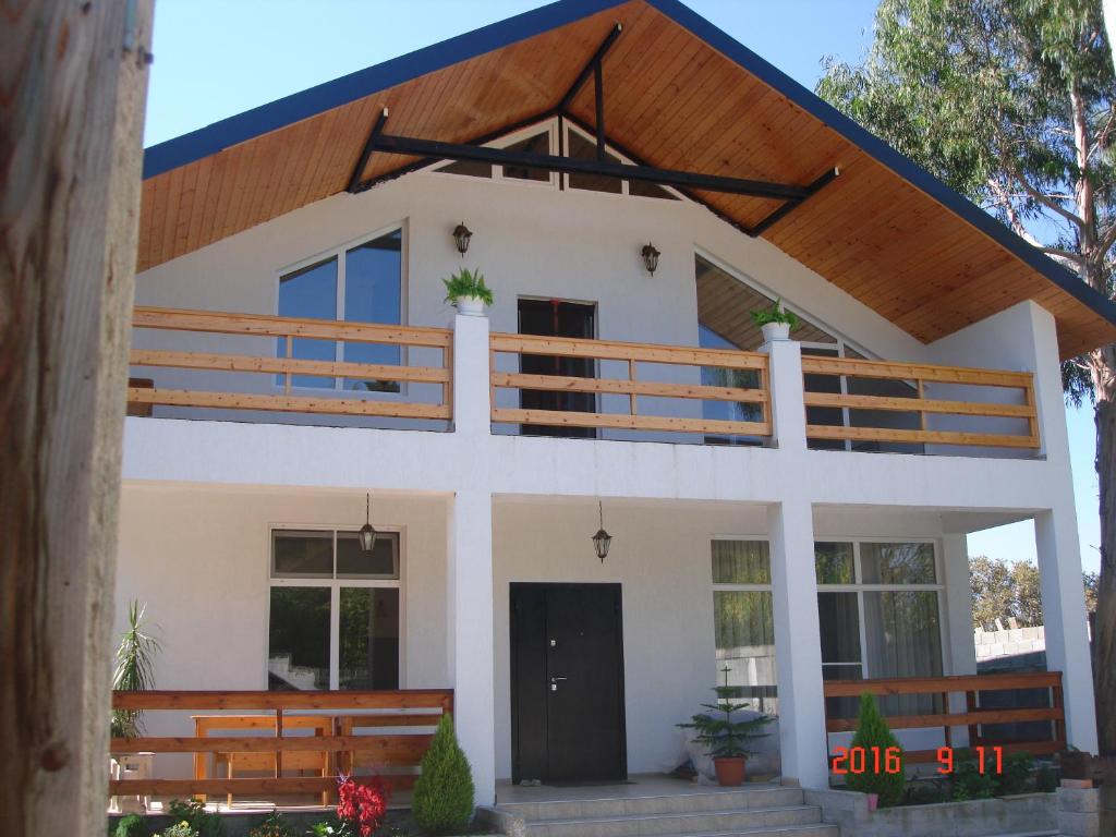 una casa con mucha madera en Holiday home on Lapstinskaya 17, en Tsandrypsh