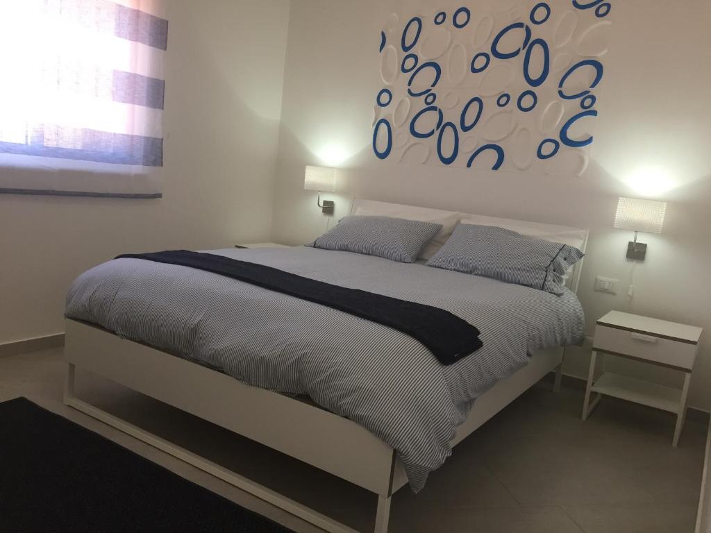 Schlafzimmer mit einem Bett mit Wandgemälde in der Unterkunft Casa Vacanze Anna in Balestrate