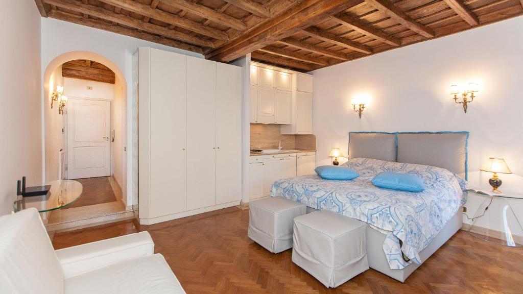 A bed or beds in a room at Rental in Rome - Gambero Suite